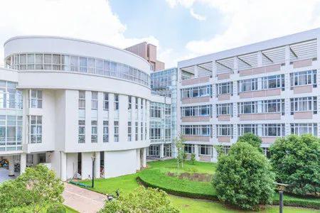 清潭国际高中最新集，阳光下的校园温馨日常