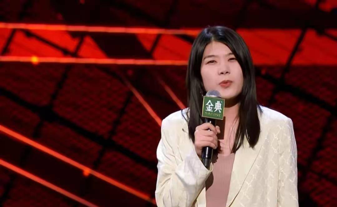 脱口秀新星杨笠最新演出燃爆全场，小红书强烈推荐！