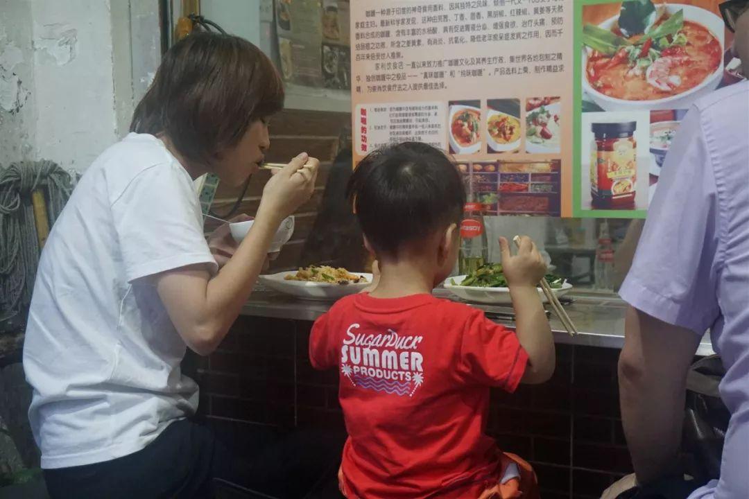 探索战争电视剧中的小巷故事与隐藏特色小店