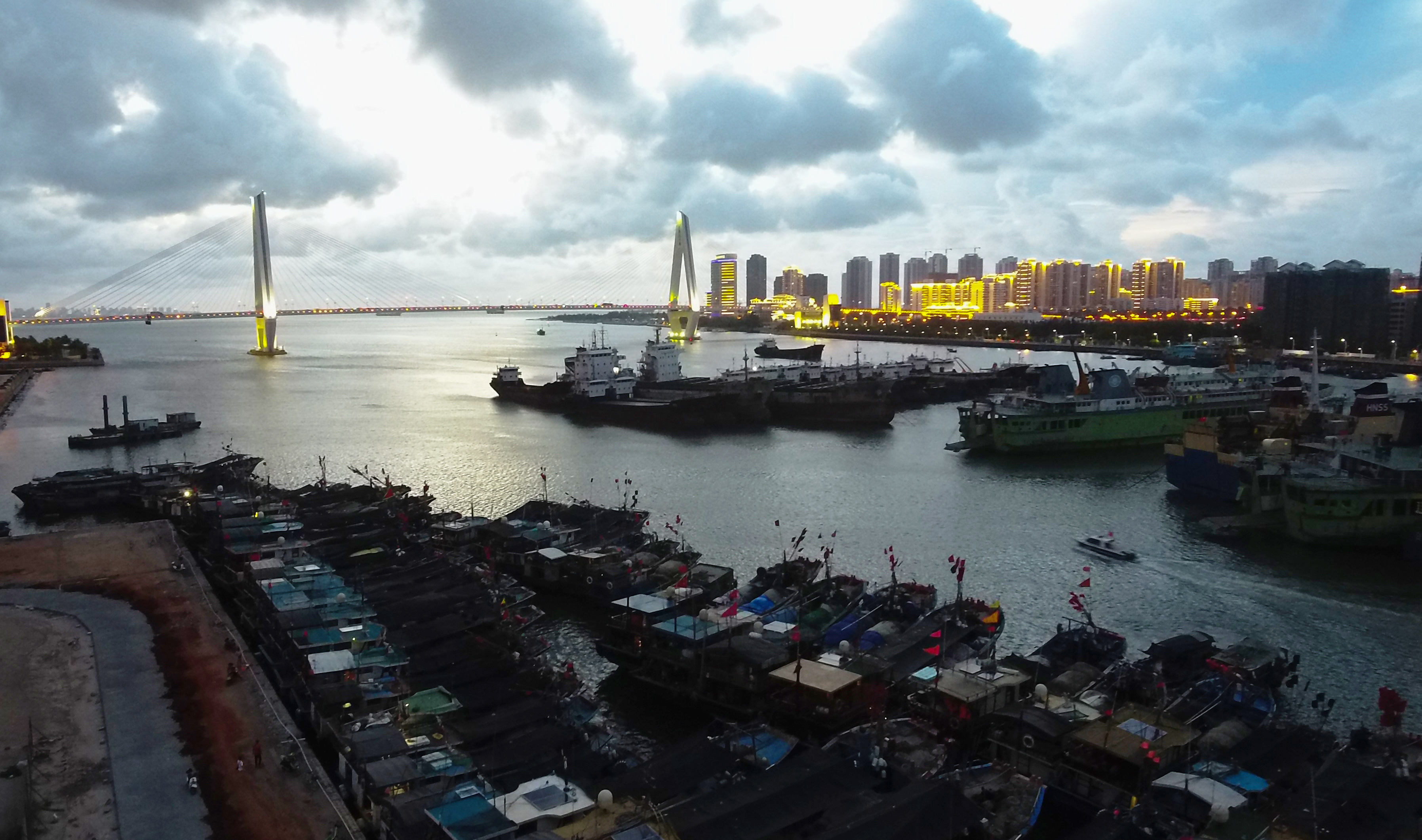 海南台风最新动态，探索自然美景之旅中的风雨考验与内心平静的追求