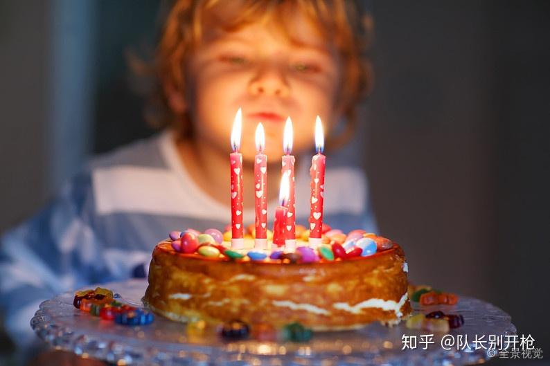 时代风尚下的男孩主题蛋糕图片，甜蜜呈现
