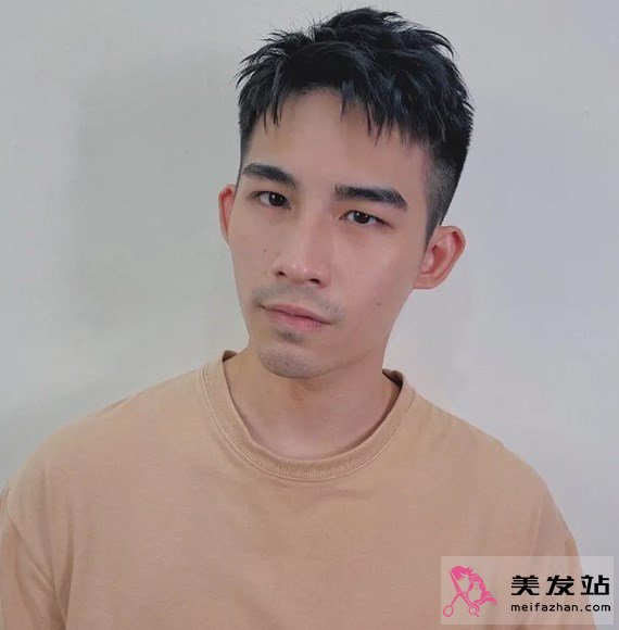 最新短发男款，自信与成长的魅力风采