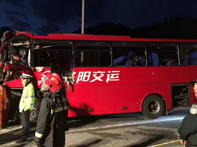 最新交通事故视频探讨，某观点深度解析